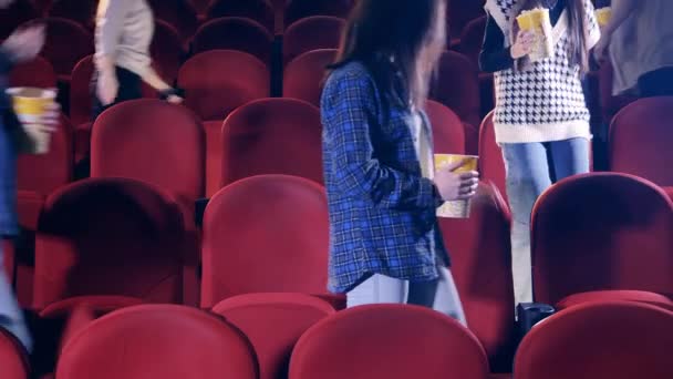 Orang-orang mulai menonton film di bioskop — Stok Video