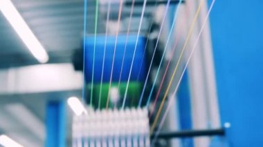 Yakın planda birkaç küçük renkli elektrik kablosu.
