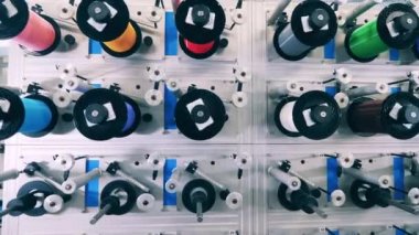 Kablolar, kablolar üretim süreci. Dönen elektrik kablosu dolu bir panel.