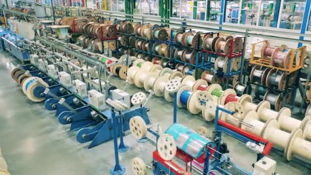 Kablo üretim tesisinde depolanan çoklu kablo makaralarının üst görüntüsü — Stok video
