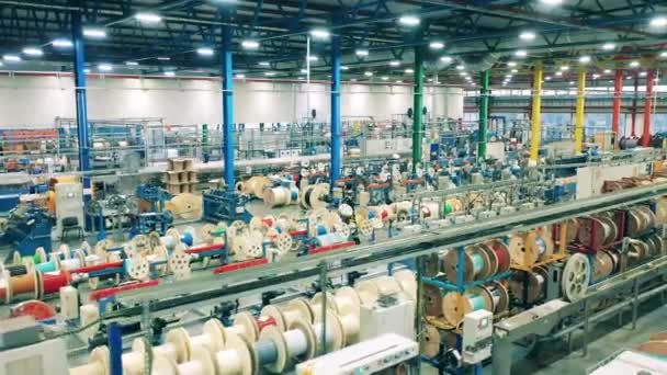 Industriële apparatuur in moderne fabriek faciliteit. Luchtfoto van een grote fabriek voor de vervaardiging van elektrische kabels — Stockvideo