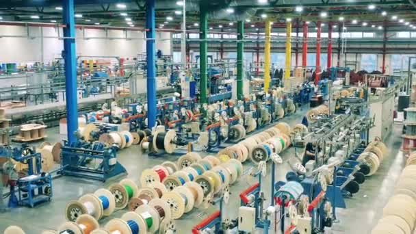 Contemporânea instalação de fabricação de cabos elétricos. Equipamento industrial nas instalações modernas da fábrica. — Vídeo de Stock