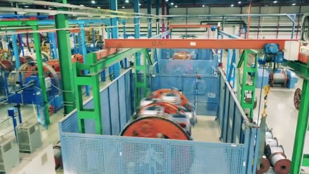 Modern elektromos huzalgyártó gép egy gyárban. Kábelezési koncepció. Ipari berendezések a modern gyárban. — Stock videók
