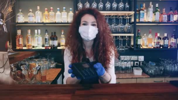 Lady Barista akzeptiert kontaktloses Bezahlen und schenkt eine Tasse Kaffee — Stockvideo