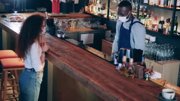 Una dama paga con su reloj inteligente a un camarero en un bar — Vídeo de stock