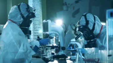 Covid-19 aşı testi konsepti, antikor araştırması. Tehlikeli maddelerdeki mikrobiyologlar covid-19 testleriyle laboratuvarda çalışıyorlar..