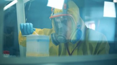 Bir adam laboratuvarda çalışırken koronavirüs aşısı geliştiriyor. Covid-19 aşı testi konsepti, antikor araştırması.