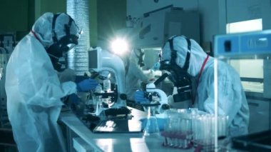Virologlar Coronavirus testlerini mikroskop ile araştırıyorlar. Covid-19 aşı testi konsepti, antikor araştırması.