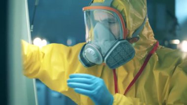 Covid-19 aşı testi konsepti, antikor araştırması. Bir kişi koronavirüs testleri sırasında laboratuvar araçları kullanır.