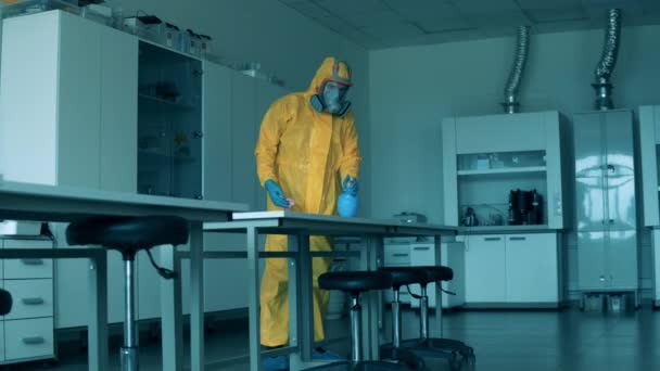 La personne nettoie les tables dans une pièce avec un désinfectant. Covid19, concept de coronavirus. — Video
