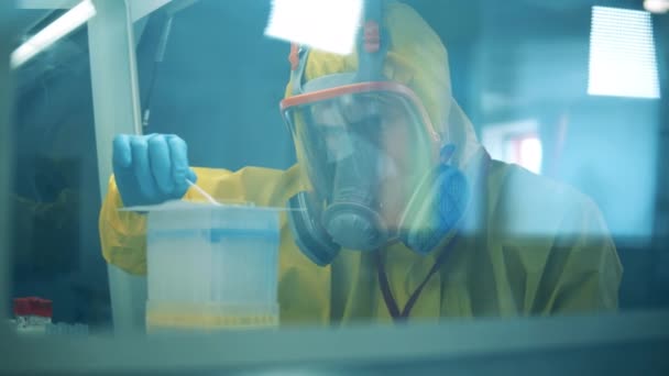 Mişcare lentă. Un bărbat dezvoltă un vaccin pentru coronavirus în timp ce lucrează în laborator. Conceptul de testare a vaccinului Covid-19, cercetarea anticorpilor . — Videoclip de stoc