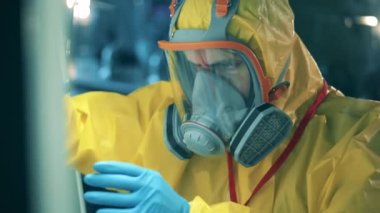 Erkek işçi laboratuvarda covid-19 aşısı geliştiriyor. Covid-19 aşı testi konsepti, antikor araştırması.