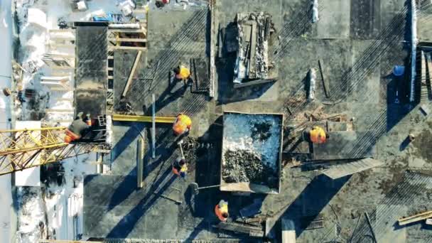 Costruttori stanno facendo lavori di costruzione sulla cima di un edificio della città — Video Stock