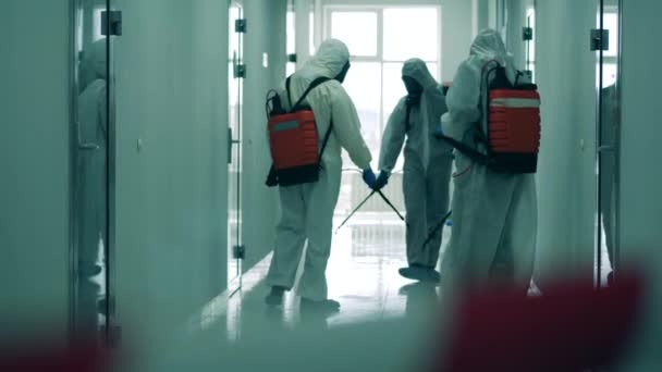 Inspektoři čistí chodbu chemikáliemi. Coronavirus, covid-19 koncept. — Stock video
