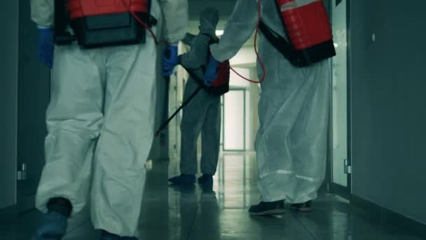 Специалисты проводят химическую чистку коридора. Коронавирус, концепция ковида-19. — стоковое видео
