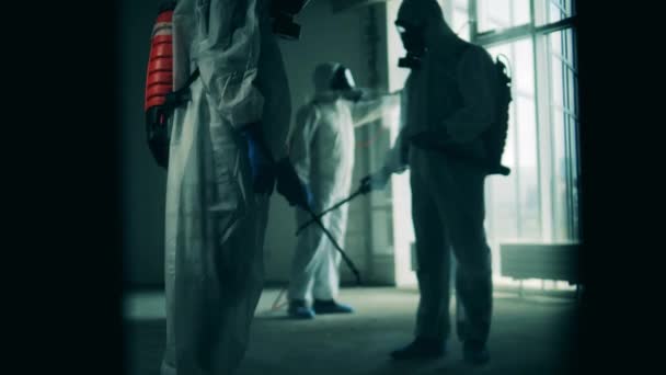 Skupina hygienických pracovníků při dezinfekčním procesu. Dezinfekce, koncepce hygieny. — Stock video