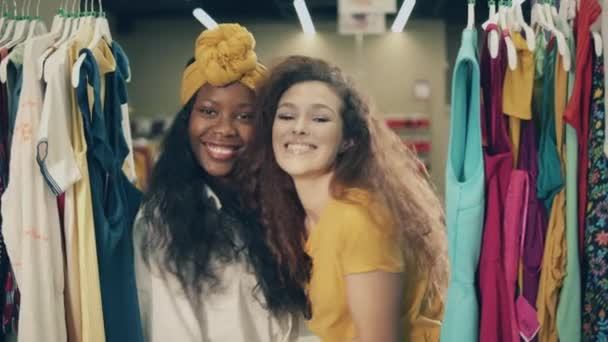Šťastné mladé ženy v obchodě s oblečením v přední pohled — Stock video