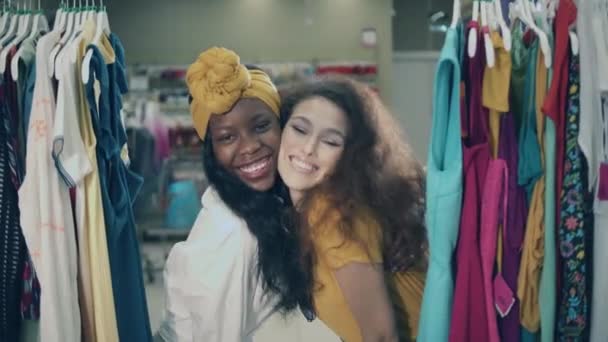 Přední pohled na dvě krásné dámy v oděvním butiku — Stock video