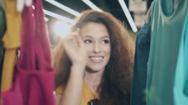 Gülümseyen bir kadının elbisesinin içinden bakarken