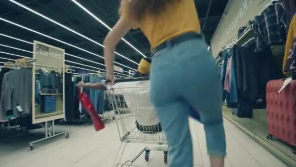 Oblečení butik s krásnými dámami flákání kolem — Stock video