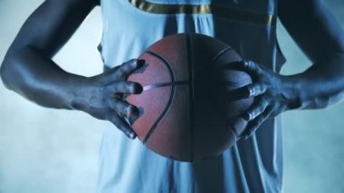 Bir basketbol topunu Afrikalı bir etnik oyuncunun eline verin.