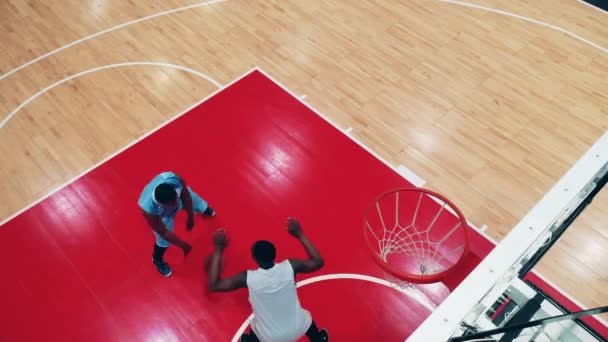 Les joueurs africains de basket-ball sont en compétition dans la salle de gym — Video