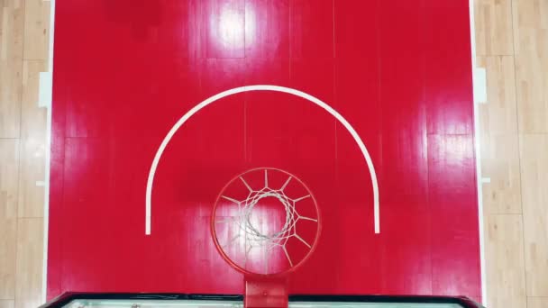 Afrikalı basketbolcu spor salonunda antrenman yaparken sayı yapıyor. — Stok video