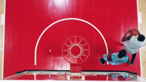 Dois jogadores de basquete estão competindo em uma vista superior — Vídeo de Stock