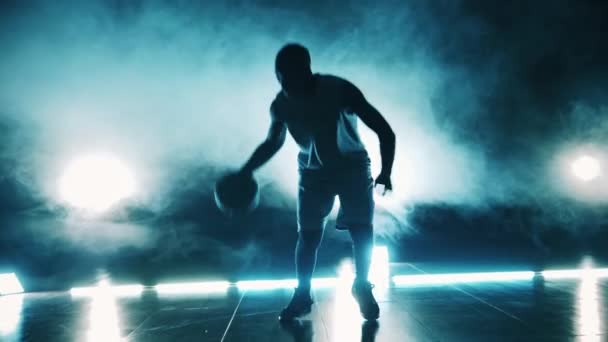 Hall med moln av rök och en afrikansk idrottsman kasta en boll — Stockvideo