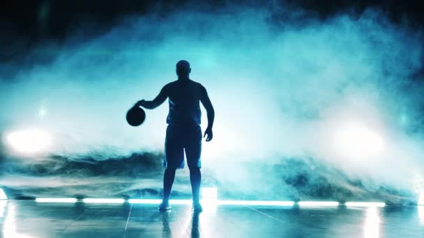 煙の雲の中で男性選手のバスケットボール練習 — ストック動画
