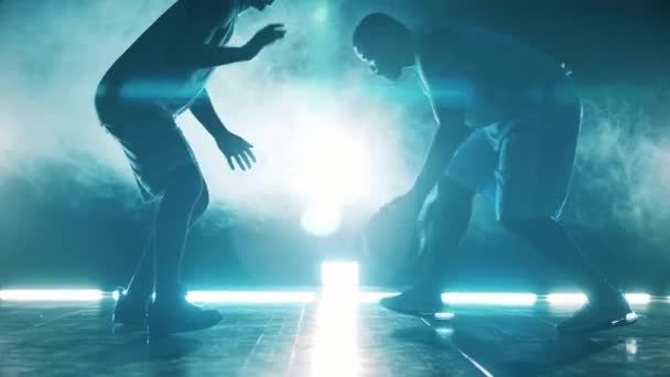 アフリカのスポーツマンは暗闇の中でバスケットボールを競う — ストック動画