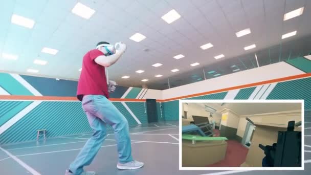 Двое мужчин играют в виртуальную стрельбу — стоковое видео