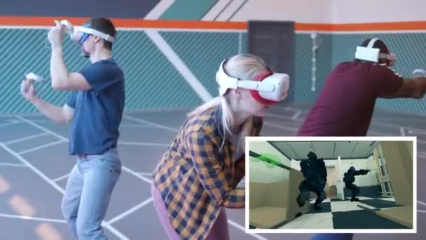 Virtual Reality Videospielkonzept. Menschen spielen ein VR-Ballerspiel — Stockvideo