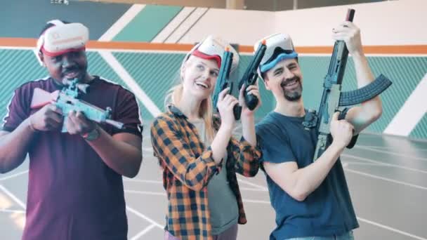 Hráči VR s falešnou zbraní jsou po zápase šťastní. Virtuální realita videohry koncept. — Stock video