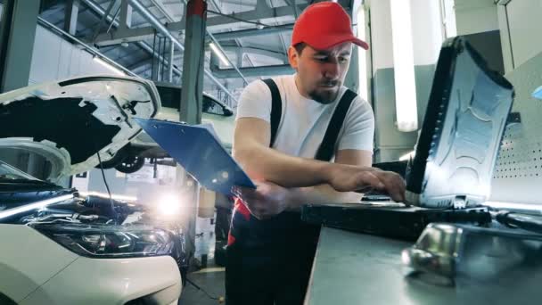 Arbeiter leiten Öfen im Hüttenwerk. Autoservice, Automechaniker. — Stockvideo