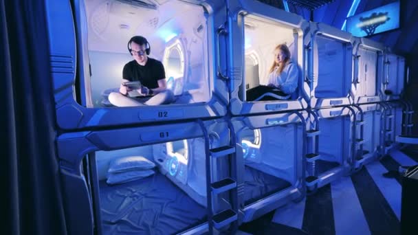 Jongeren rusten in de capsule hotel eenheden — Stockvideo