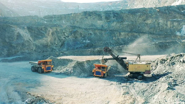 Ore çıkarma işlemi maden makineleri tarafından gerçekleştiriliyor.