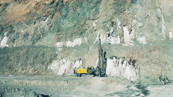 Perceuse au milieu d'une mine à ciel ouvert — Photo