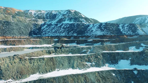 Madenlerle dolu kamyon bakır ocağı boyunca ilerliyor.