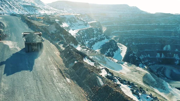 Bakır cevherli kamyon açık maden boyunca ilerliyor.