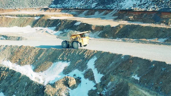 Quarry yolunda dolu bir kamyon var.