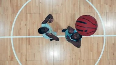 Basketbol antrenmanı yapan Afrikalı-Amerikalı oyuncuların yavaş çekimleri.