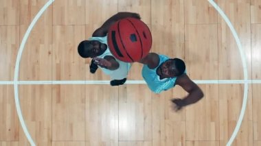 Basketbol için yarışan Afro-Amerikan sporcuların en iyi görüntüsü.