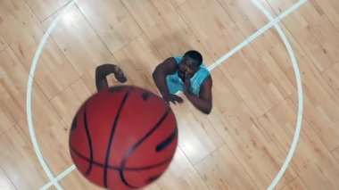 Afro-Amerikan sporcuların atlamada basketbola vuruşlarının en üst görüntüsü