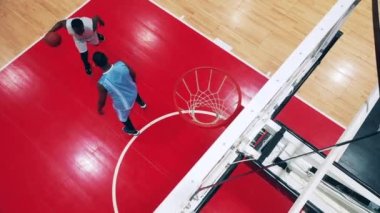 İki Afro-Amerikalının basketbol maçı ağır çekimde çekildi.