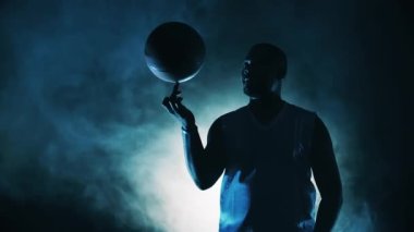 Basketbol, Afro-Amerikan bir sporcu tarafından parmağında oynatılıyor.