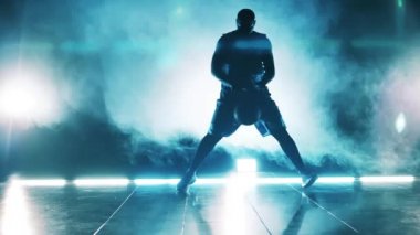 Erkek sporcu yavaş çekimde basketbol hareketleri yapıyor.