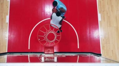 Ağır çekimde gösterilen iki basketbolcunun beden eğitimi seansı