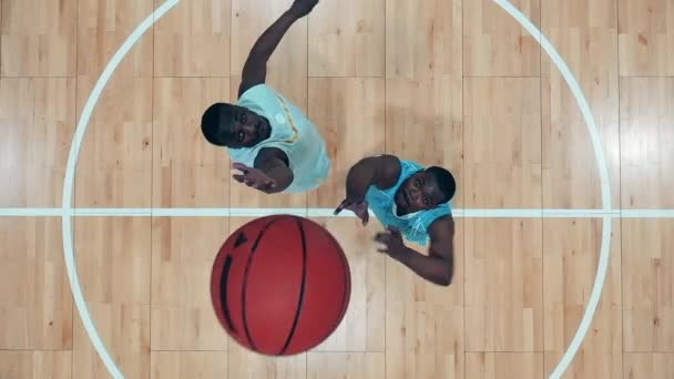 Vista superior de los jugadores de baloncesto saltando para recoger la pelota — Vídeos de Stock