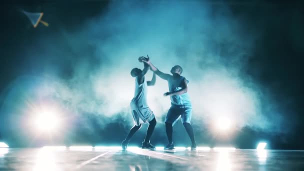 Movimento lento de atletas afro-americanos reunindo o basquete — Vídeo de Stock